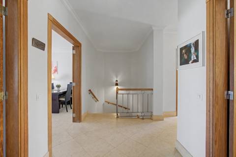 Moradia geminada V2 + 2 em Vilamoura, em condomínio com piscina
