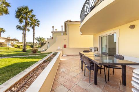 Moradia geminada V2 + 2 em Vilamoura, em condomínio com piscina