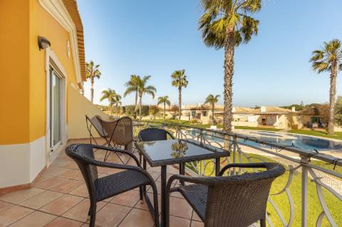 Moradia geminada V2 + 2 em Vilamoura, em condomínio com piscina