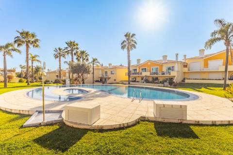 Moradia geminada V2 + 2 em Vilamoura, em condomínio com piscina