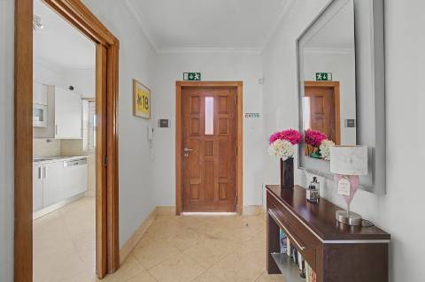 Moradia geminada V2 + 2 em Vilamoura, em condomínio com piscina