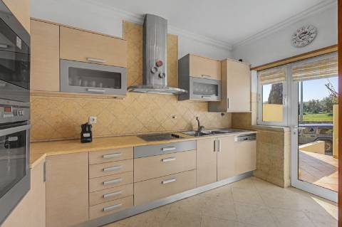 Moradia geminada V2 + 2 em Vilamoura, em condomínio com piscina