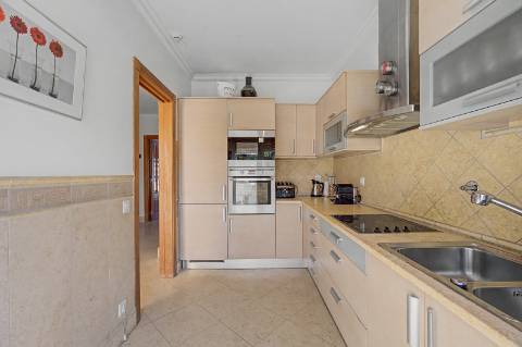 Moradia geminada V2 + 2 em Vilamoura, em condomínio com piscina