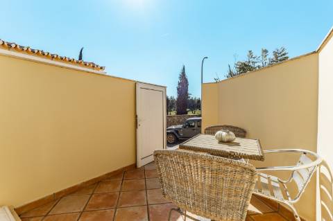 Moradia geminada V2 + 2 em Vilamoura, em condomínio com piscina