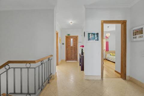 Moradia geminada V2 + 2 em Vilamoura, em condomínio com piscina