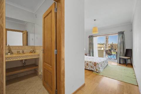 Moradia geminada V2 + 2 em Vilamoura, em condomínio com piscina