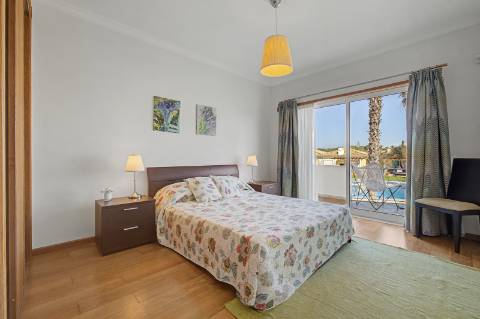 Moradia geminada V2 + 2 em Vilamoura, em condomínio com piscina