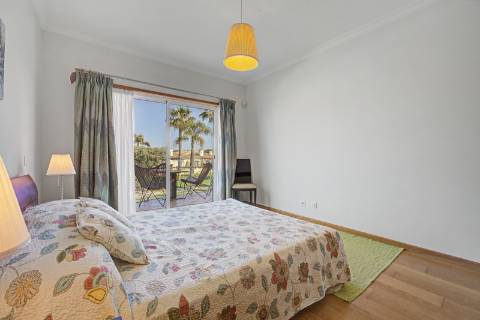 Moradia geminada V2 + 2 em Vilamoura, em condomínio com piscina