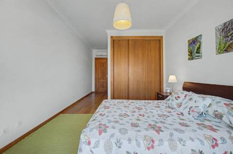 Moradia geminada V2 + 2 em Vilamoura, em condomínio com piscina