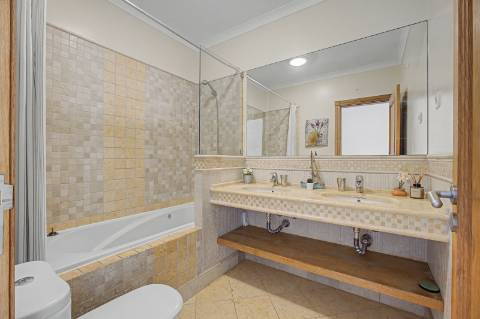 Moradia geminada V2 + 2 em Vilamoura, em condomínio com piscina
