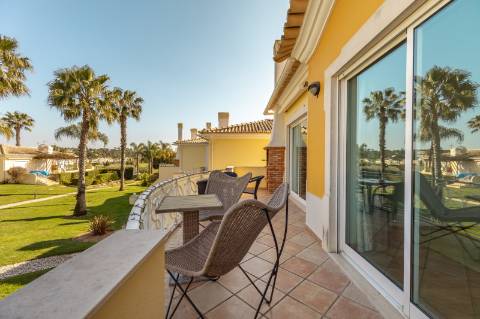 Moradia geminada V2 + 2 em Vilamoura, em condomínio com piscina