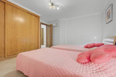 Moradia geminada V2 + 2 em Vilamoura, em condomínio com piscina