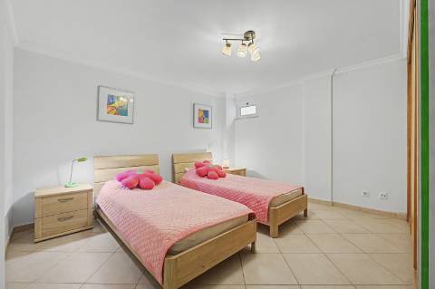 Moradia geminada V2 + 2 em Vilamoura, em condomínio com piscina