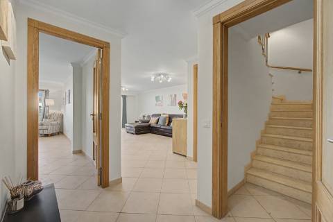 Moradia geminada V2 + 2 em Vilamoura, em condomínio com piscina