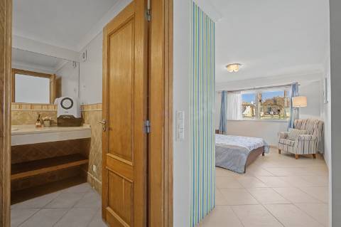 Moradia geminada V2 + 2 em Vilamoura, em condomínio com piscina