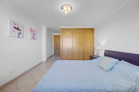 Moradia geminada V2 + 2 em Vilamoura, em condomínio com piscina
