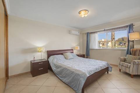 Moradia geminada V2 + 2 em Vilamoura, em condomínio com piscina