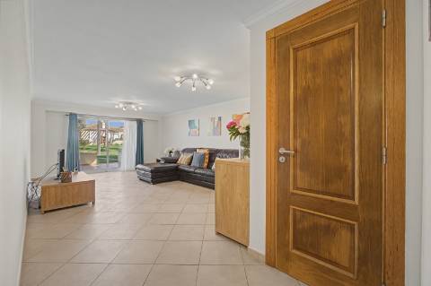 Moradia geminada V2 + 2 em Vilamoura, em condomínio com piscina