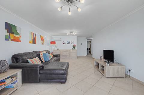 Moradia geminada V2 + 2 em Vilamoura, em condomínio com piscina