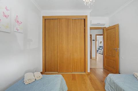 Moradia geminada V2 + 2 em Vilamoura, em condomínio com piscina
