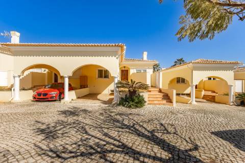 Moradia geminada V2 + 2 em Vilamoura, em condomínio com piscina