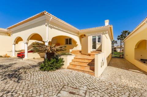 Moradia geminada V2 + 2 em Vilamoura, em condomínio com piscina