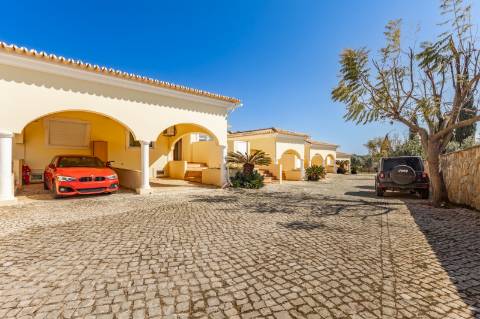 Moradia geminada V2 + 2 em Vilamoura, em condomínio com piscina