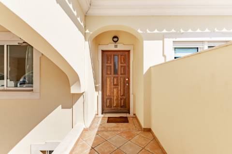 Moradia geminada V2 + 2 em Vilamoura, em condomínio com piscina
