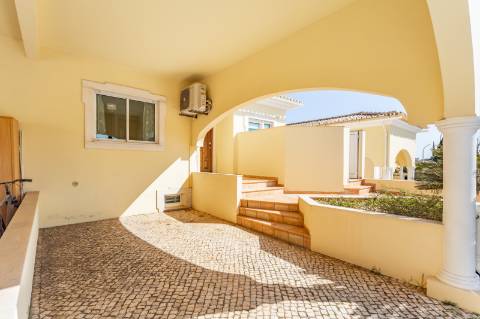 Moradia geminada V2 + 2 em Vilamoura, em condomínio com piscina