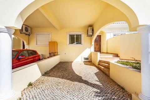 Moradia geminada V2 + 2 em Vilamoura, em condomínio com piscina