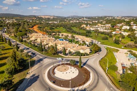 Moradia geminada V2 + 2 em Vilamoura, em condomínio com piscina