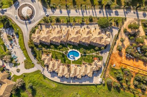 Moradia geminada V2 + 2 em Vilamoura, em condomínio com piscina