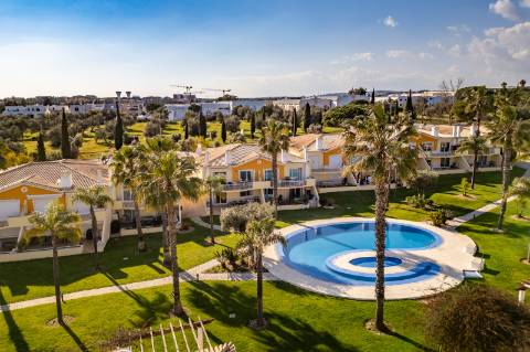 Moradia geminada V2 + 2 em Vilamoura, em condomínio com piscina