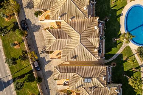 Moradia geminada V2 + 2 em Vilamoura, em condomínio com piscina