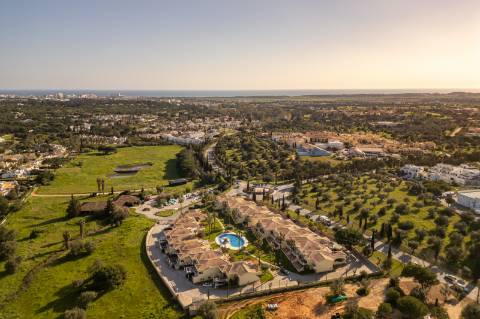 Moradia geminada V2 + 2 em Vilamoura, em condomínio com piscina