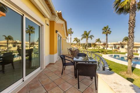 Moradia geminada V2 + 2 em Vilamoura, em condomínio com piscina