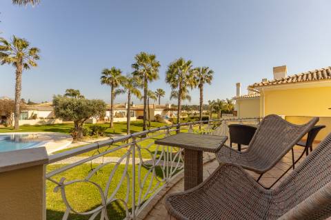 Moradia geminada V2 + 2 em Vilamoura, em condomínio com piscina