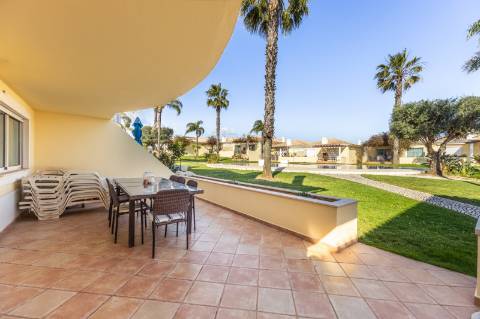Moradia geminada V2 + 2 em Vilamoura, em condomínio com piscina