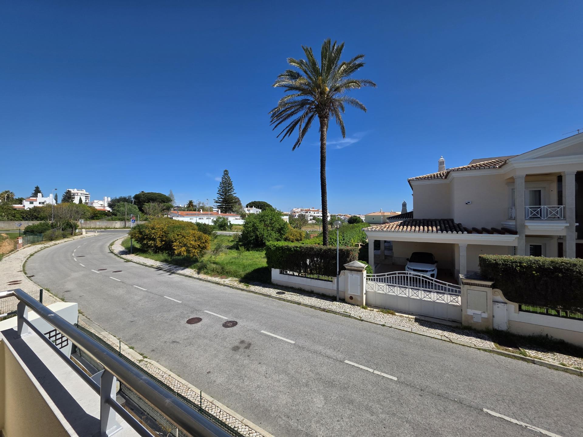 Apartamento T2 em condomínio fechado na Correeira, Albufeira