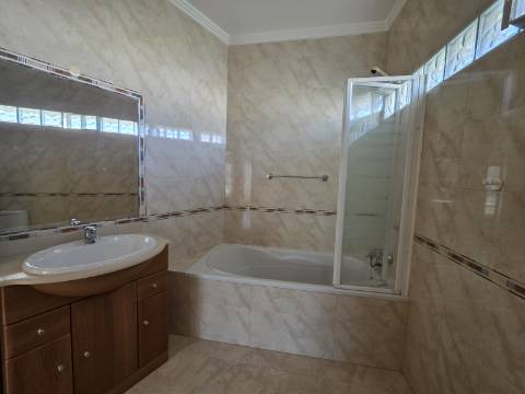 Apartamento T2 em condomínio fechado na Correeira, Albufeira