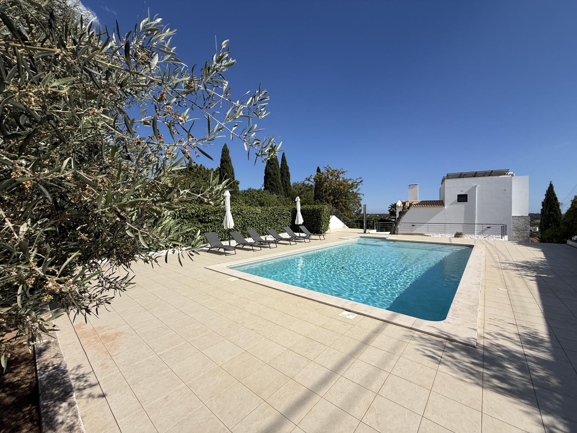 Moradia com 3 quartos, em residência exclusiva, com piscina e jardim, em Vale Judeu