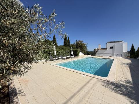 Moradia com 3 quartos, em residência exclusiva, com piscina e jardim, em Vale Judeu