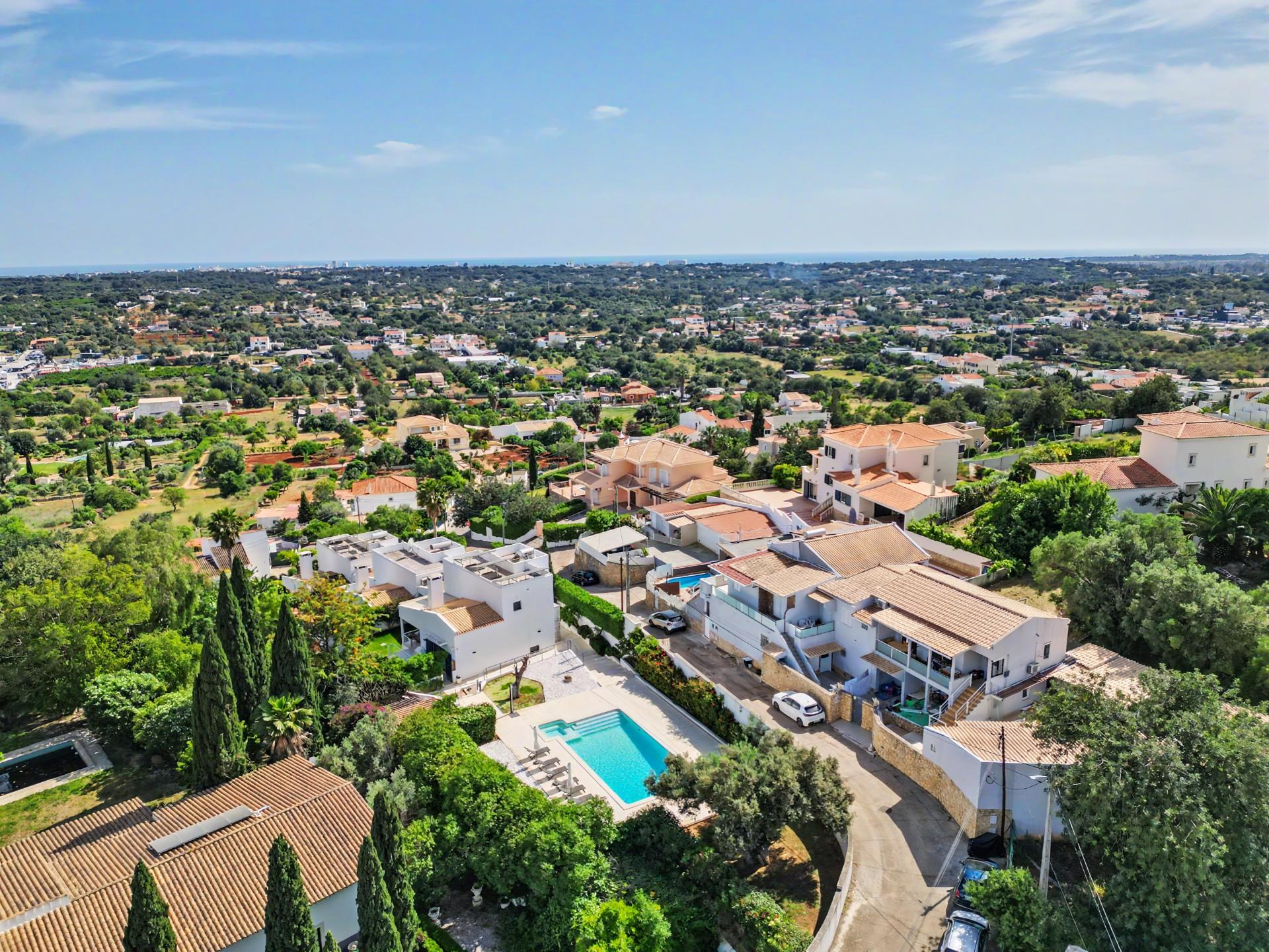 Moradia com 3 quartos, em residência exclusiva, com piscina e jardim, em Vale Judeu