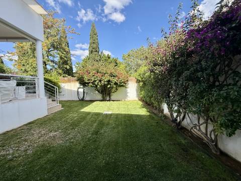 Moradia com 3 quartos, em residência exclusiva, com piscina e jardim, em Vale Judeu