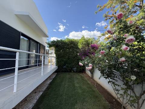 Moradia com 3 quartos, em residência exclusiva, com piscina e jardim, em Vale Judeu