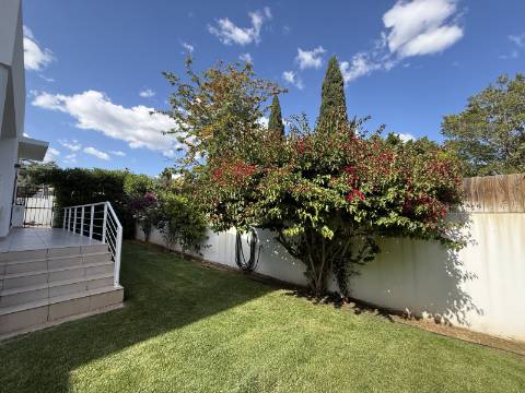 Moradia com 3 quartos, em residência exclusiva, com piscina e jardim, em Vale Judeu