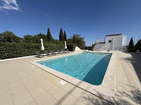 Moradia com 3 quartos, em residência exclusiva, com piscina e jardim, em Vale Judeu