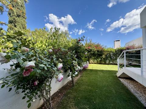 Moradia com 3 quartos, em residência exclusiva, com piscina e jardim, em Vale Judeu