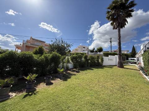 Moradia com 3 quartos, em residência exclusiva, com piscina e jardim, em Vale Judeu