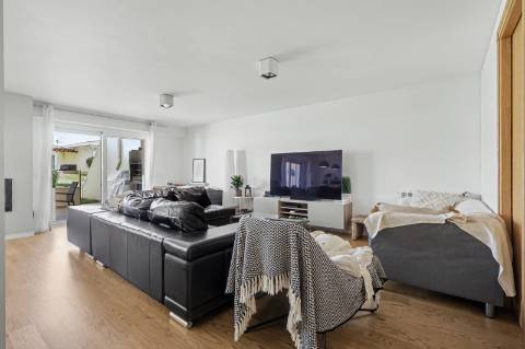 Moradia geminada V2+2, em condomínio com piscina, em Vilamoura.
